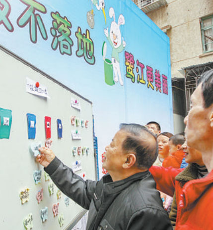 送上分類垃圾桶，傳遞文明與環保