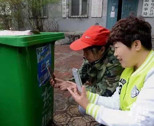 書報亭、早餐車,甚至垃圾桶都有二維碼“身份證”了。